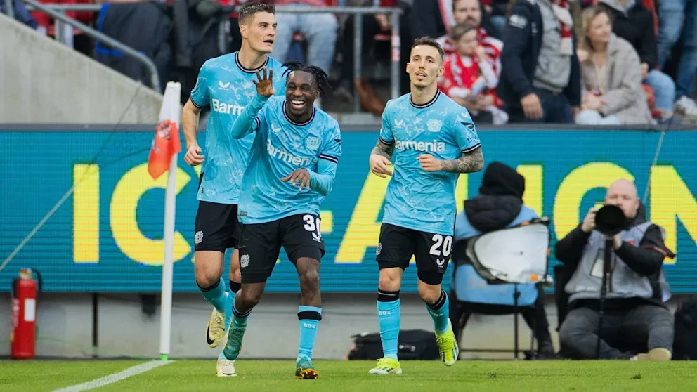 1 jeremie frimpong giua mo ty so tran dau cho bayer leverkusen 5517.jpg