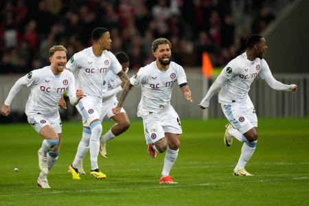 aston villa players celebrate win 895122234