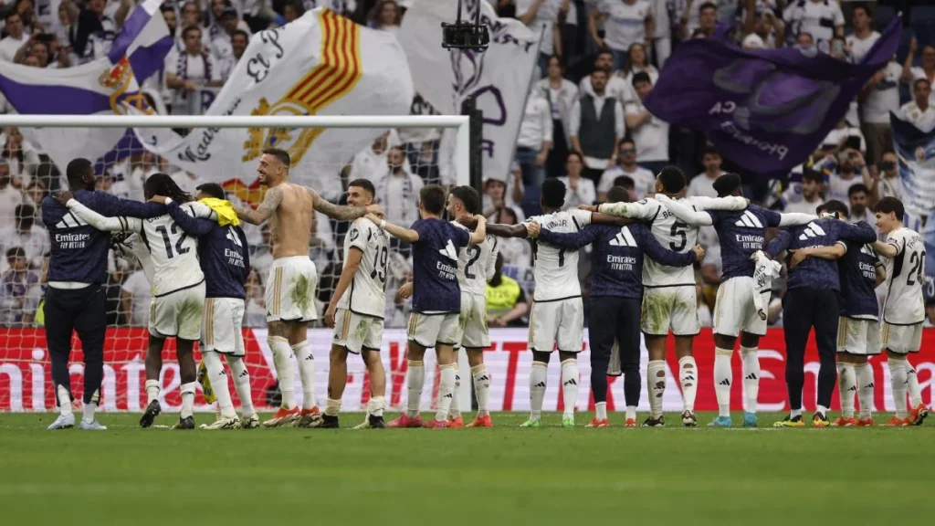 los jugadores del real madrid celebran laliga en el santiago bernabeu