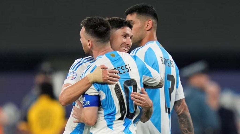 lionel messi se saco una tierna foto con el bebe de gonzalo montiel foto ap O762MI5CENHM5GHLVM6JMI7R